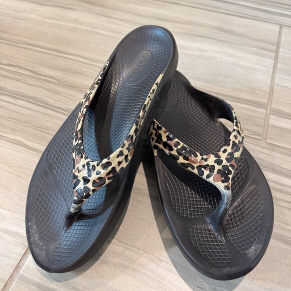 Oofos Oolala Recovery Footwear Leopard Comfort Support Flip Flops Sandals 10 - Picture 1 of 9